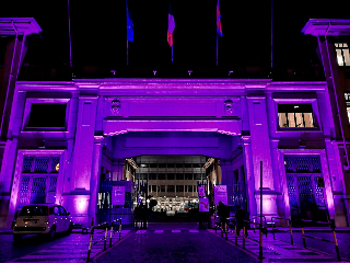 Ospedale Molinette di Torino illuminato di viola contro il Lupus